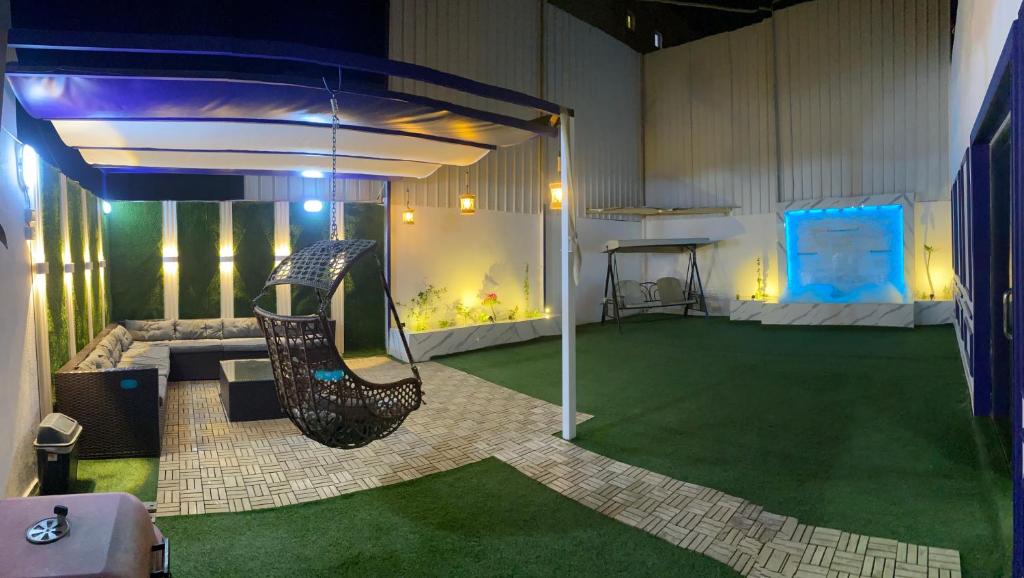 אזור ישיבה ב-Five flowers1