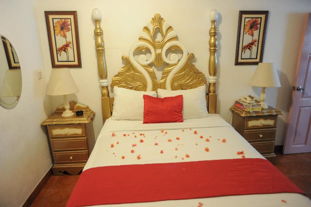Postel nebo postele na pokoji v ubytování Glorianna Hotel