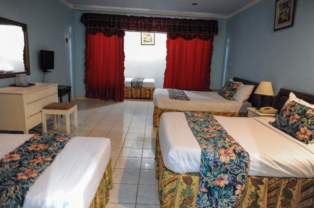 Postel nebo postele na pokoji v ubytování Glorianna Hotel
