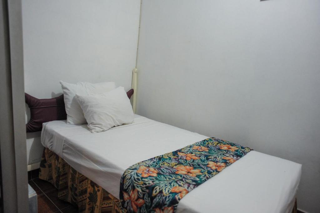 Postel nebo postele na pokoji v ubytování Glorianna Hotel