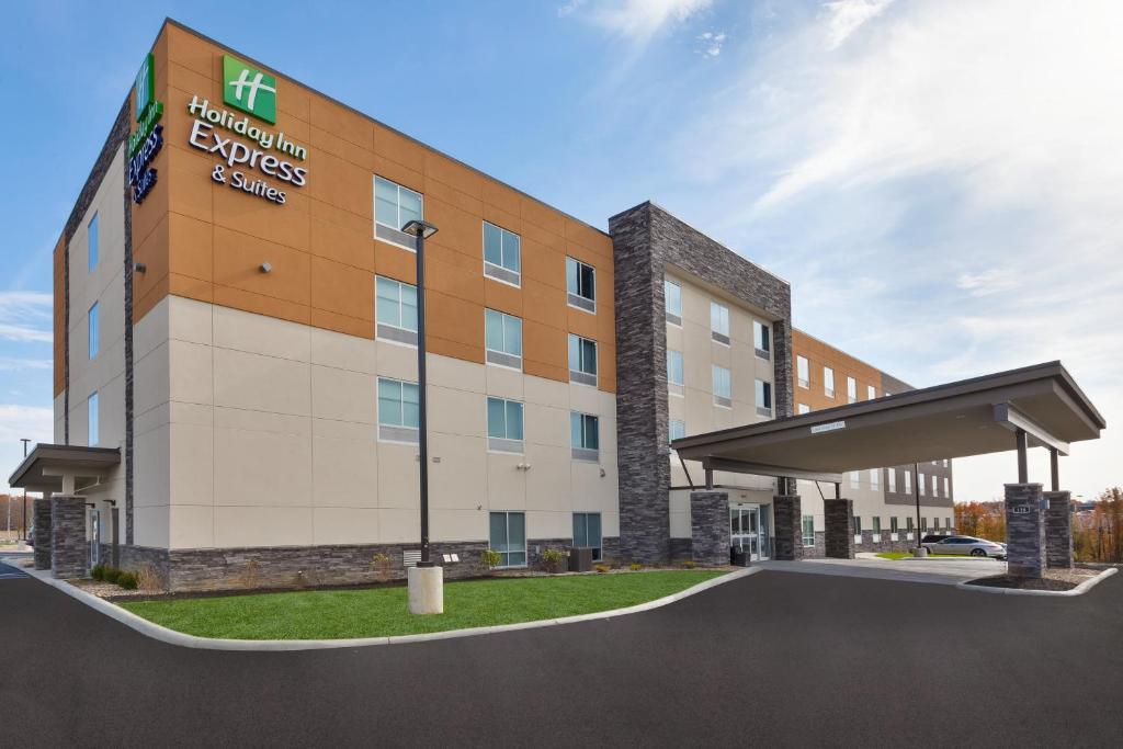 uma imagem de um edifício de hotel com estacionamento em Holiday Inn Express & Suites - Wooster, an IHG Hotel em Wooster