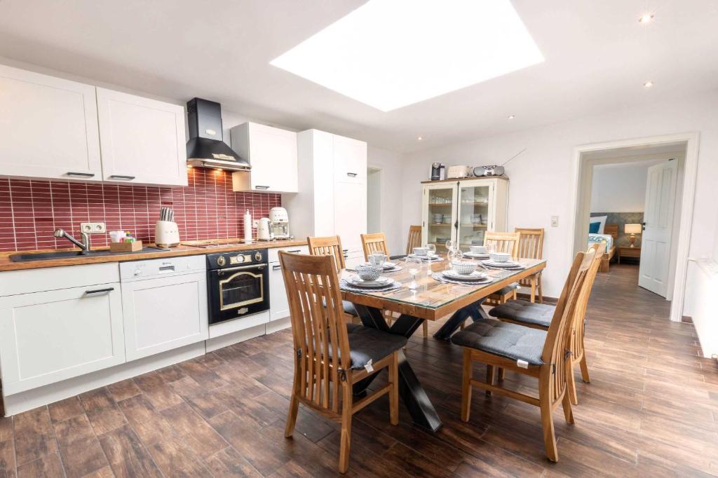 a kitchen with a table and chairs in a kitchen at Ferienhaus Hus Oetti in Ostseebad Sellin