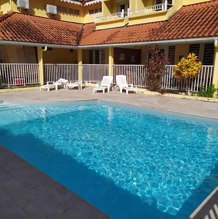 Bazén v ubytování Studio climatisé en résidence avec piscine proche de la mer nebo v jeho okolí