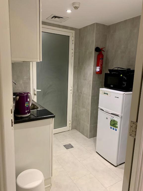 Kuchyň nebo kuchyňský kout v ubytování Al Rawdha Hotel Apartments