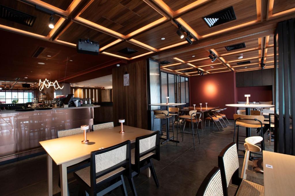 Restaurace v ubytování The LUMA Hotel, a Member of Design Hotels