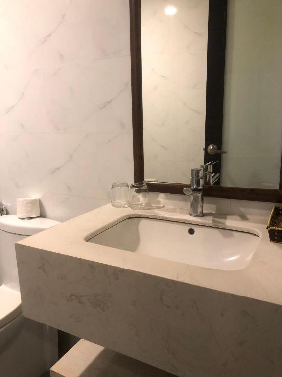 Koupelna v ubytování AOA Danang Beach Hotel