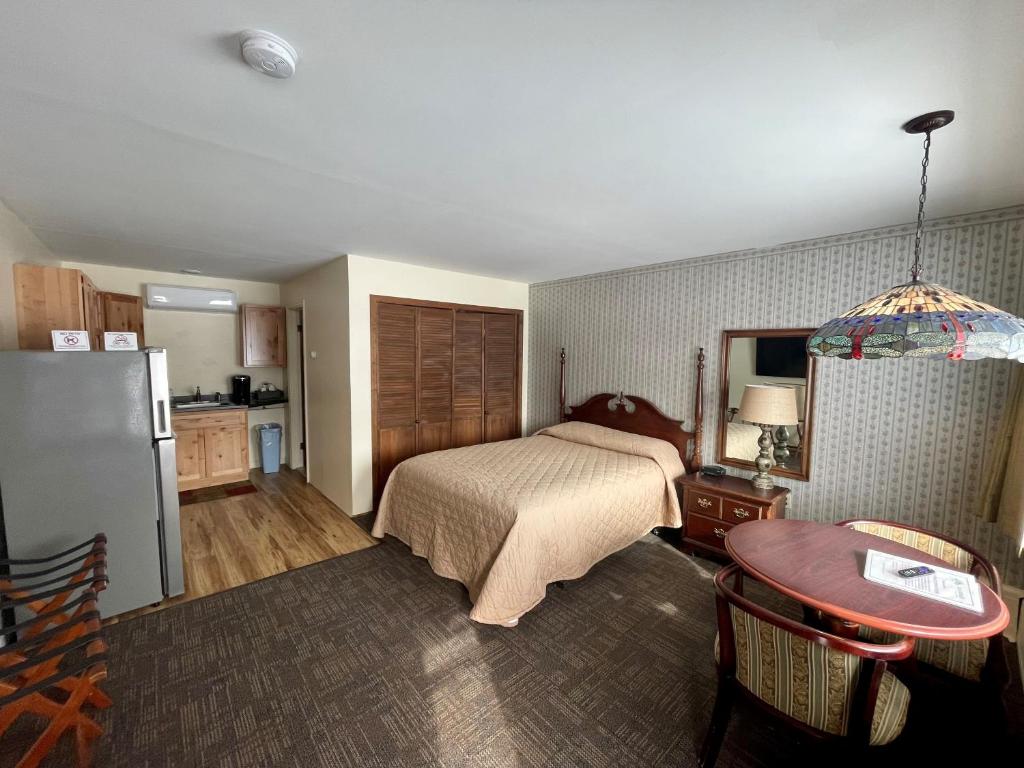 Sara Placid Inn & Suites - Queen Room With Kitchen, Partial Lake View
