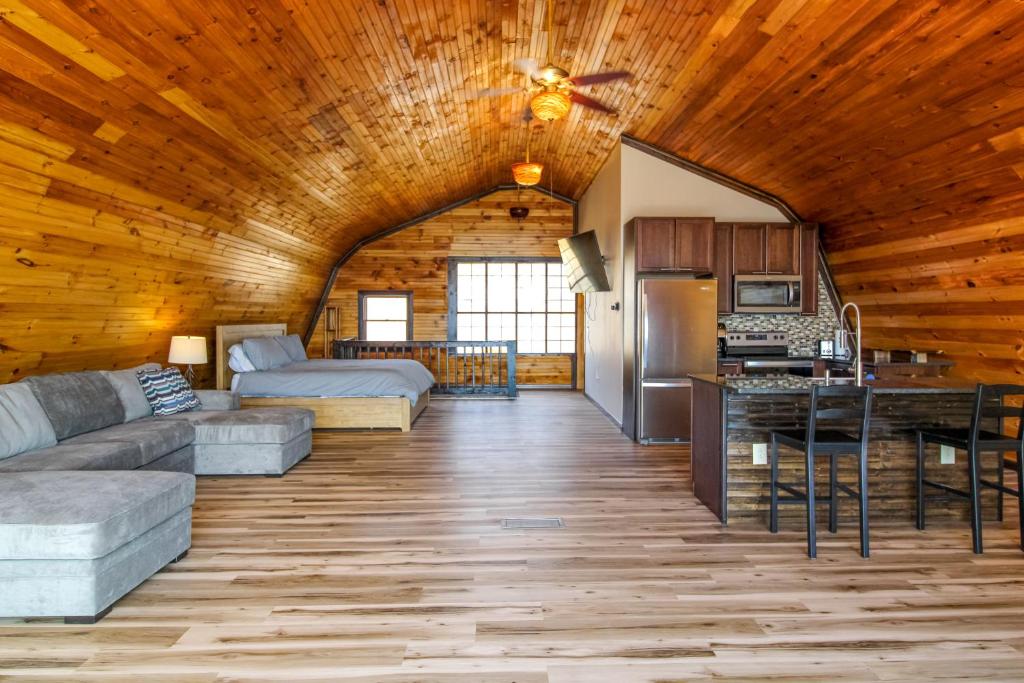 una gran sala de estar con techo de madera. en Seneca Lake Getaway, en Burdett