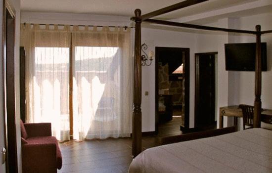 Postel nebo postele na pokoji v ubytování Hotel Spa Villa de Mogarraz