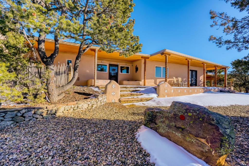 uma casa com uma árvore em frente em Retreat in Taos Foothills em Taos