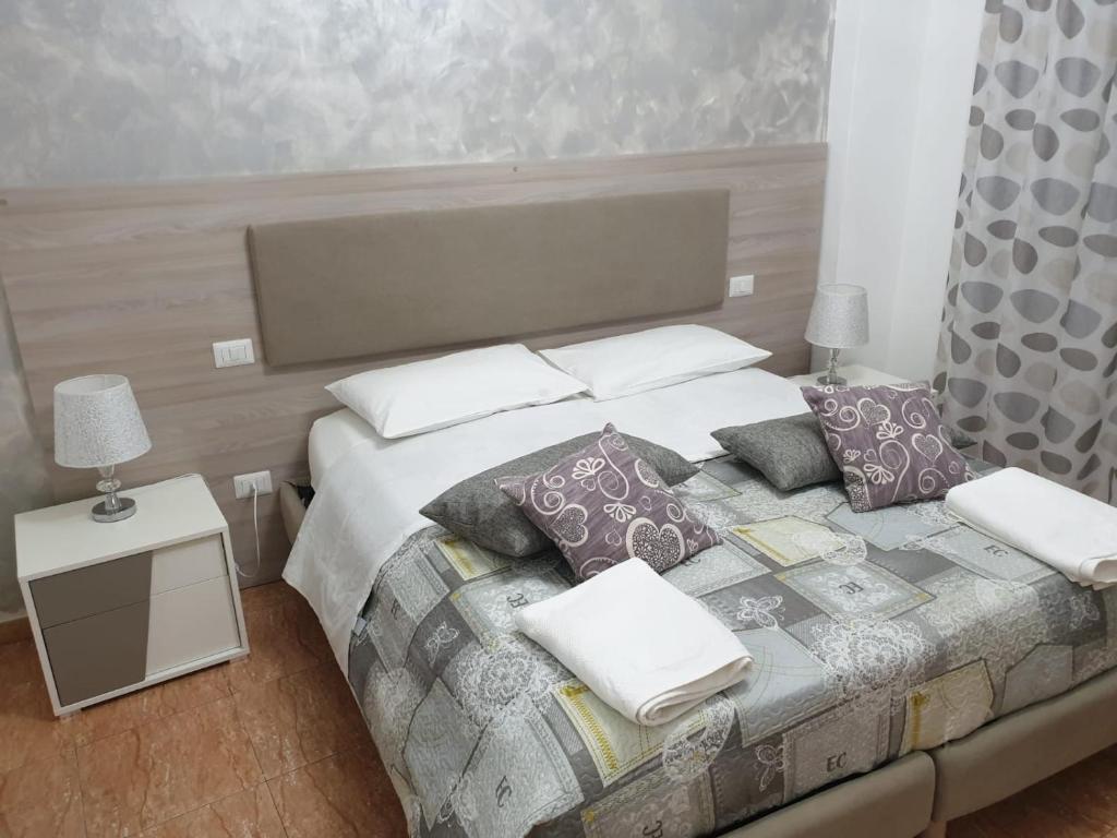 una camera da letto con un grande letto con cuscini di Beauty House a Reggio di Calabria