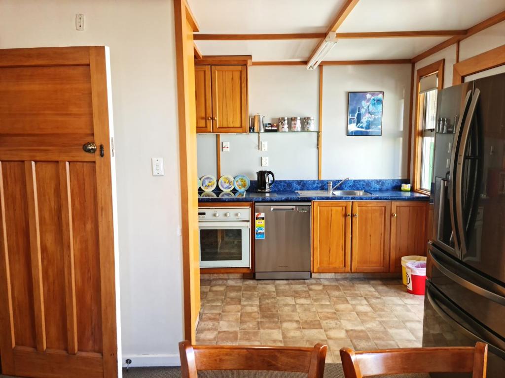 Kuchyň nebo kuchyňský kout v ubytování Baywatch Motor Lodge