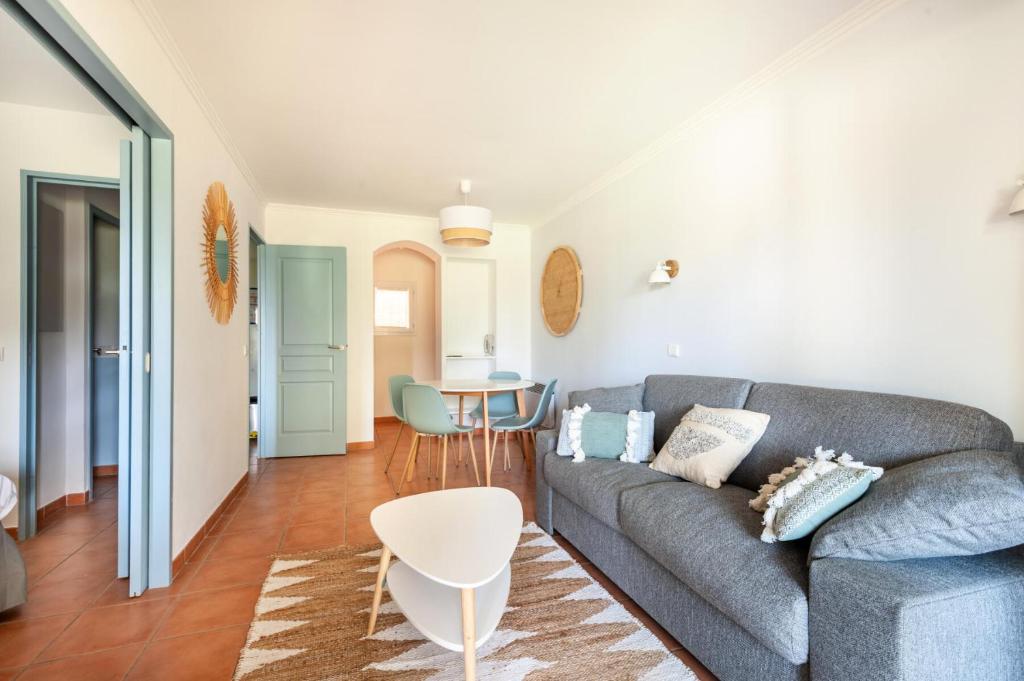 un salon avec un canapé et une table dans l'établissement Résidence Hôtel du Golf de Pont Royal - maeva Home - Appartement climatisé ravissant 2 pièces 4 personnes - Prestige - super Home MAE-3104, à Mallemort
