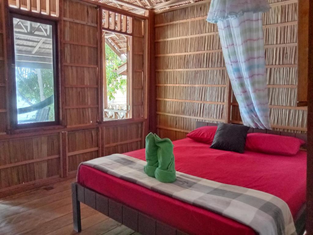 A bed or beds in a room at Turtle Dive Homestay
