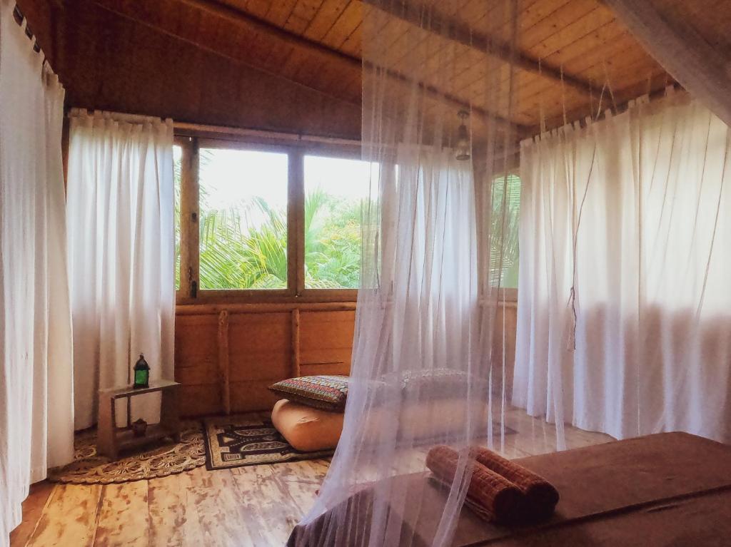 Postel nebo postele na pokoji v ubytování Monsoon Eco Resort - Whisky point Arugambay