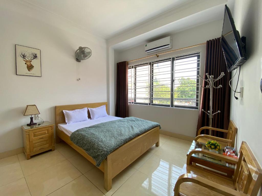 Una cama o camas en una habitación de Nhà nghỉ Mạnh Bình