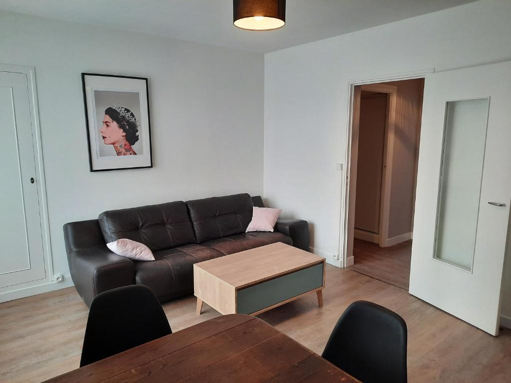 un salon avec un canapé et une table dans l'établissement Chambre2 dans coloc de 75m2, à Troyes