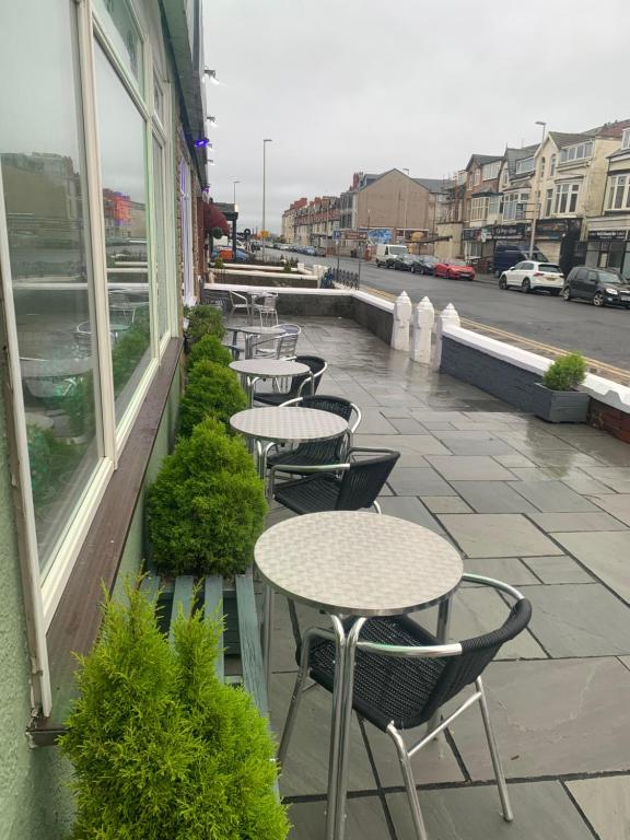 een rij tafels en stoelen op een patio bij Danescourt Lodge in Blackpool