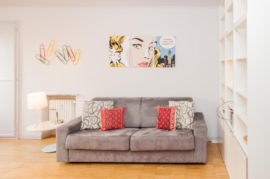 un sofá en una sala de estar con una pintura en la pared en Appartamento Porta Susa, en Turín
