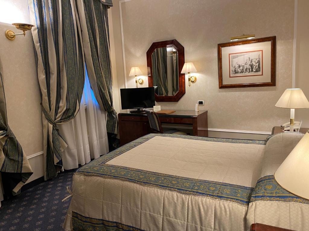 Łóżko lub łóżka w pokoju w obiekcie Hotel De La Ville