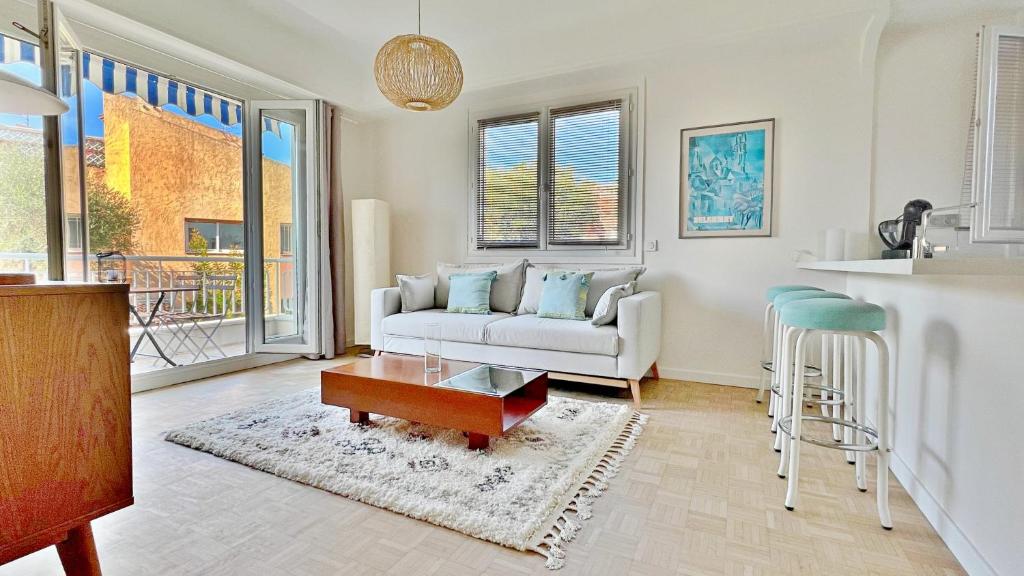 un soggiorno con un divano e un tavolo di LA LANTERNE a Nizza