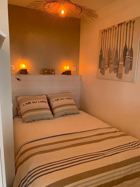 A bed or beds in a room at VILLA LES PLANCHES DEAUVILLE PLAGE CASINO
