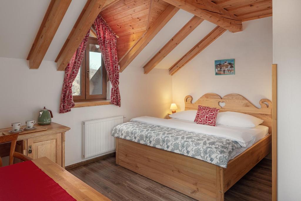 Postel nebo postele na pokoji v ubytování Hotel Křížový vrch