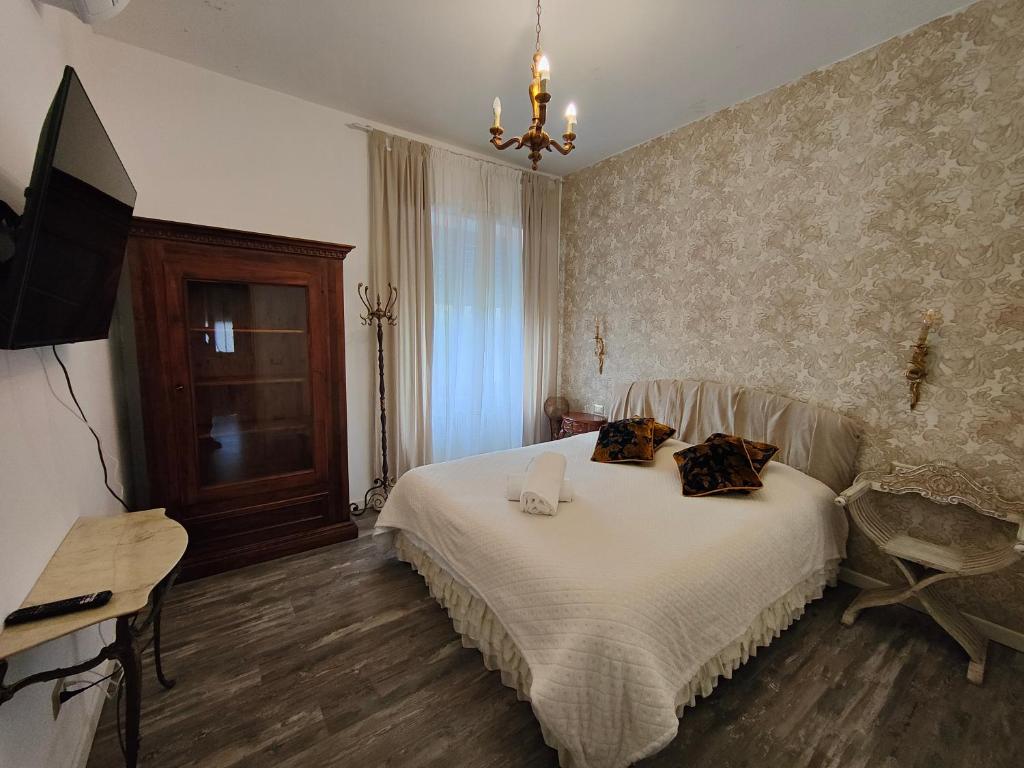 ヴェローナにあるロメオ＆ジュリエット ノン ホテルのベッドルーム(白いベッド1台、テレビ付)