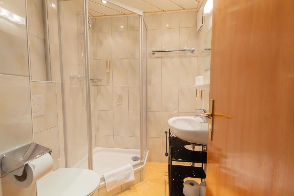 A bathroom at The Steinbock Lodge with garden and bbq