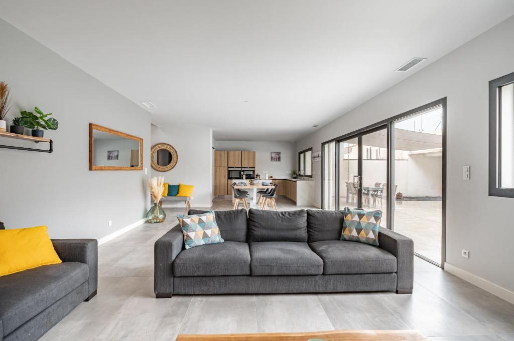 a living room with a couch and a table at L&#39;Attrape Rêves in Villelongue-dels-Monts