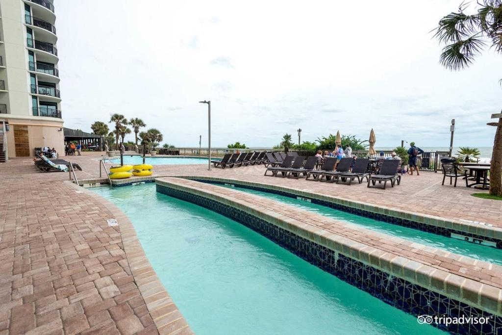 Bazén v ubytování Ocean-front Condo with Pools, Lazy River and Water Park nebo v jeho okolí