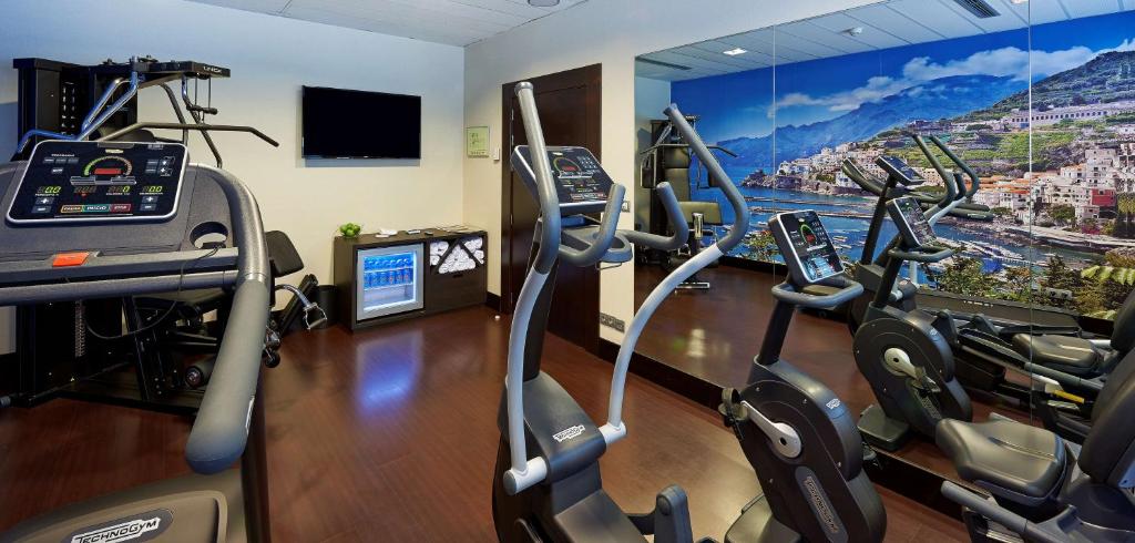 Posilňovňa alebo fitness centrum v ubytovaní NH Sants Barcelona