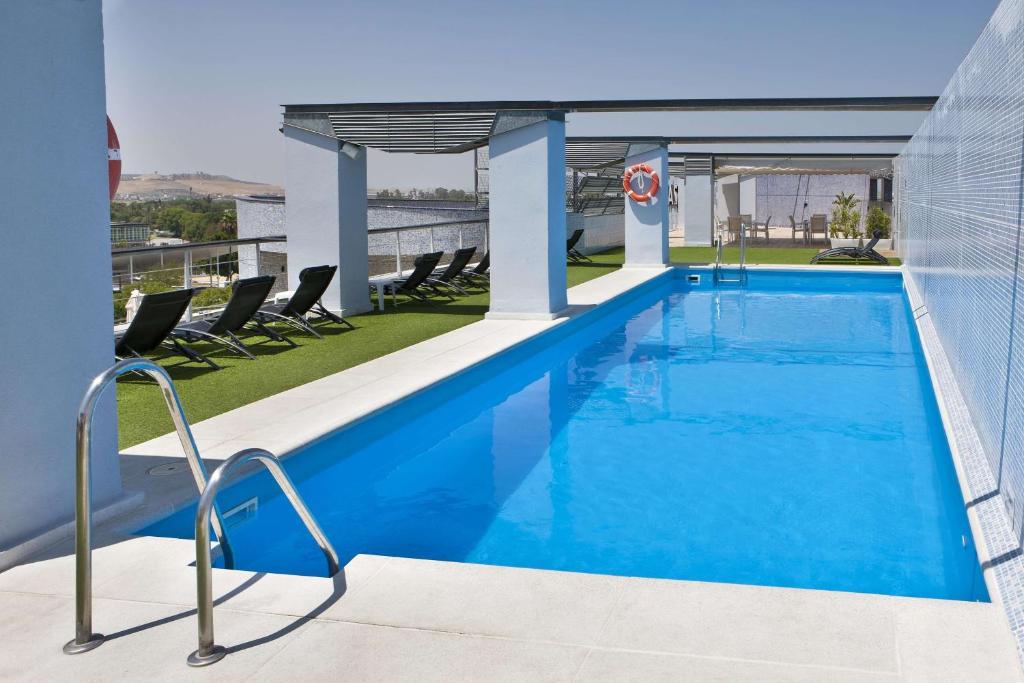 una piscina en la azotea de un edificio en NH Sevilla Plaza de Armas, en Sevilla