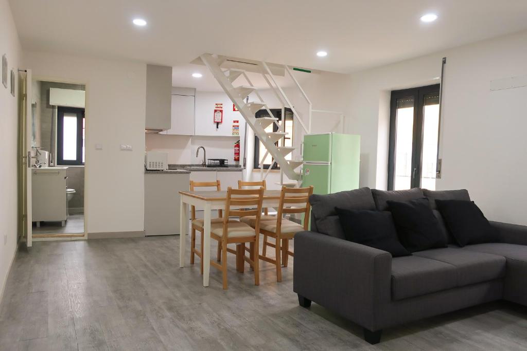 een woonkamer met een bank en een tafel met stoelen bij Casa Horizonte in Nazaré