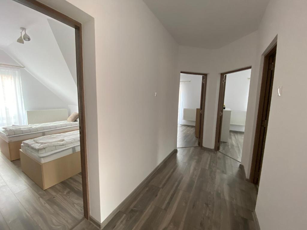 a white room with a bed and a mirror at FENYŐ APARTMAN House I in Odorheiu Secuiesc