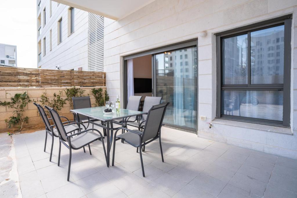 Splendid Achziv Garden Apartment by Sea N' Rent