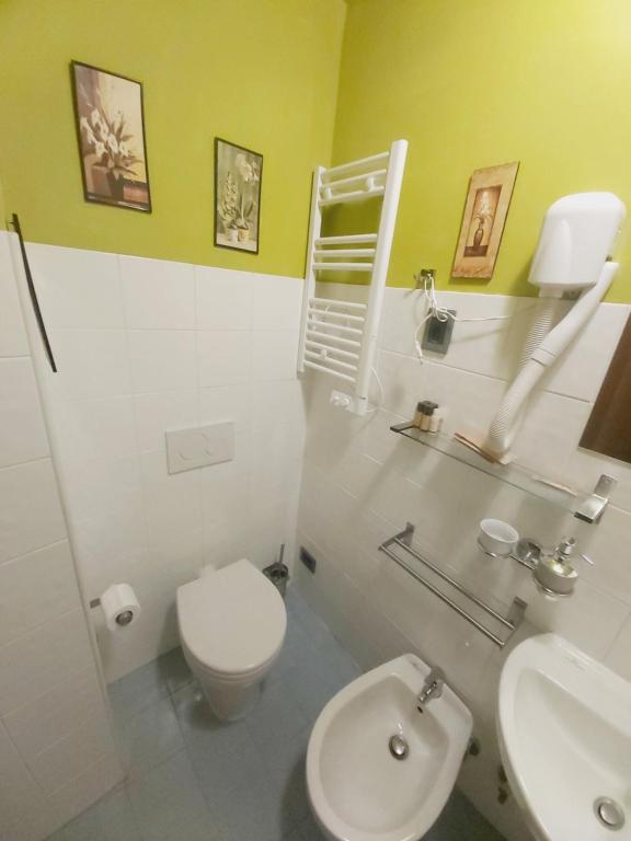 A bathroom at LODGING 5 TERRE & PORTO LA SPEZIA