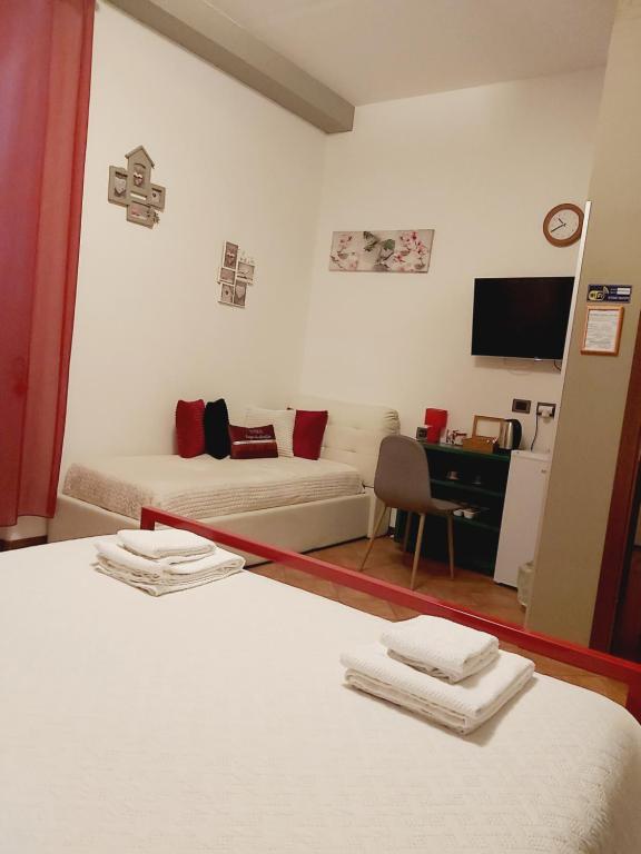 A bed or beds in a room at LODGING 5 TERRE & PORTO LA SPEZIA