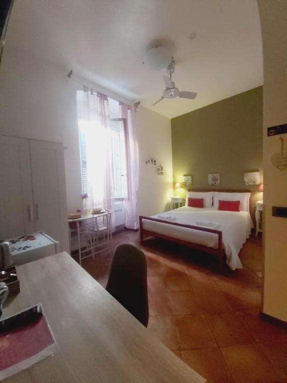 A bed or beds in a room at LODGING 5 TERRE & PORTO LA SPEZIA