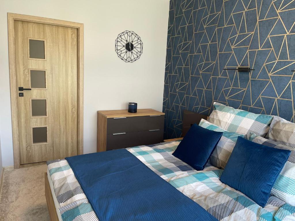 Postel nebo postele na pokoji v ubytování APARTAMENT ELEGANCE BLUE w Let's Sea Basen&SPA