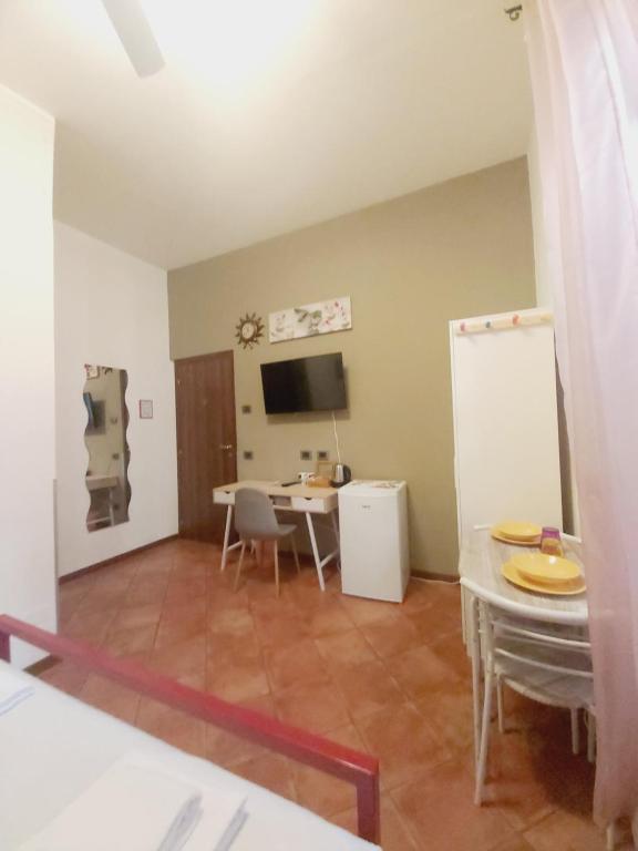 A television and/or entertainment centre at LODGING 5 TERRE & PORTO LA SPEZIA