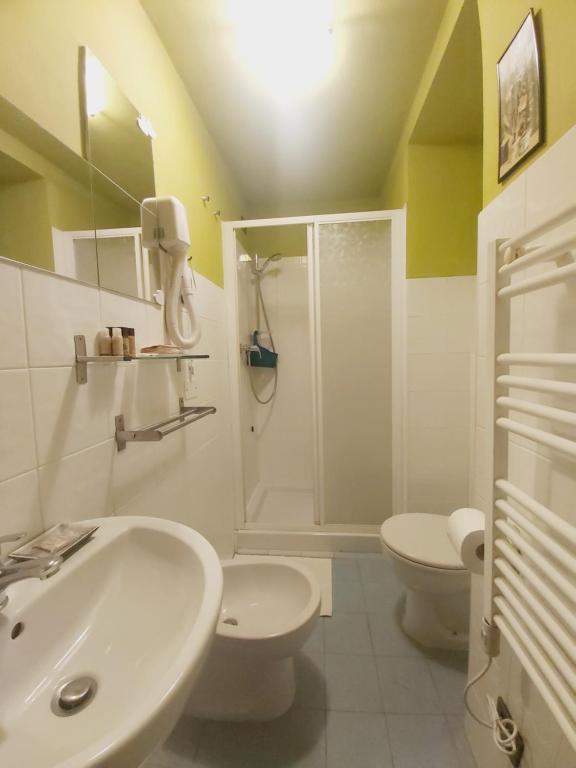 A bathroom at LODGING 5 TERRE & PORTO LA SPEZIA