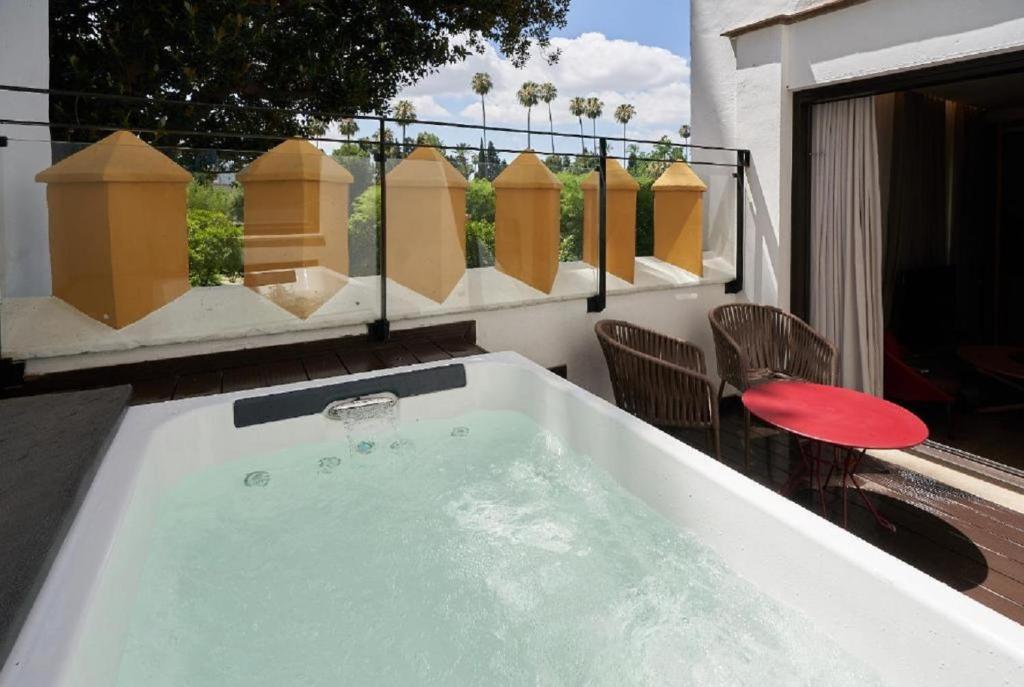 Bazén v ubytování Suites Murillo Plaza Sta. Cruz nebo v jeho okolí