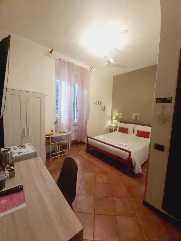 A bed or beds in a room at LODGING 5 TERRE & PORTO LA SPEZIA