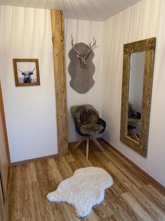 Habitación con espejo y silla en BERGWERK #nofilter, en Schwangau