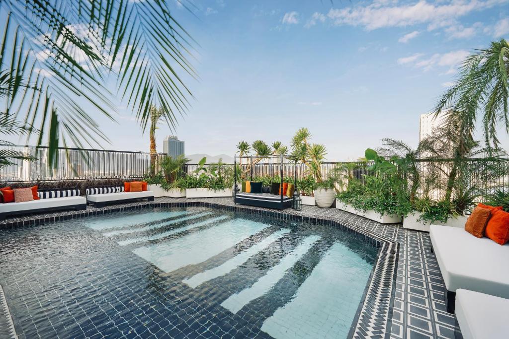 Bazén v ubytování Sanouva Da Nang Hotel - Daily Afternoon Tea Inclusive nebo v jeho okolí