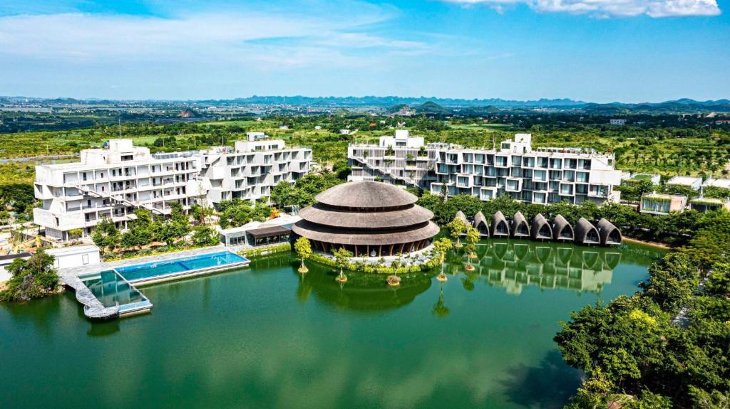 z góry widok na ośrodek z dużym jeziorem w obiekcie Wyndham Grand Vedana Ninh Binh Resort w mieście Ninh Binh