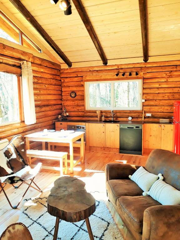 Posezení v ubytování Magnifique chalets en rondins avec ou sans spa et Tipis en plaine Nature Environnement ressourçant au calme vue imprenable Lascaux SPA non disponible juillet et aout