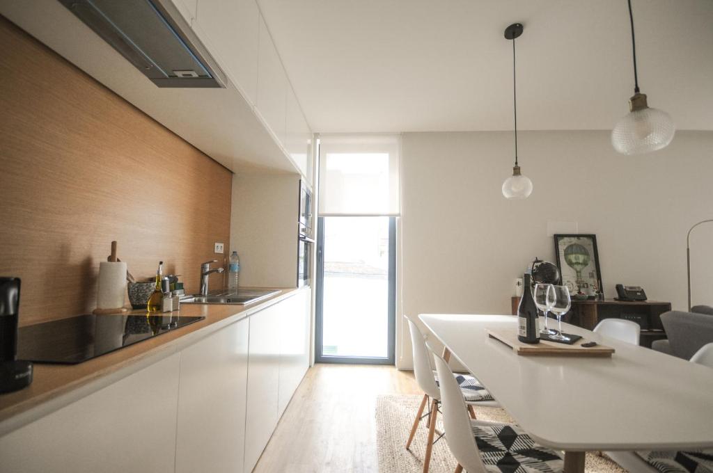 Kuchyň nebo kuchyňský kout v ubytování Aljube Residences II - Apartamento novo centro PDL