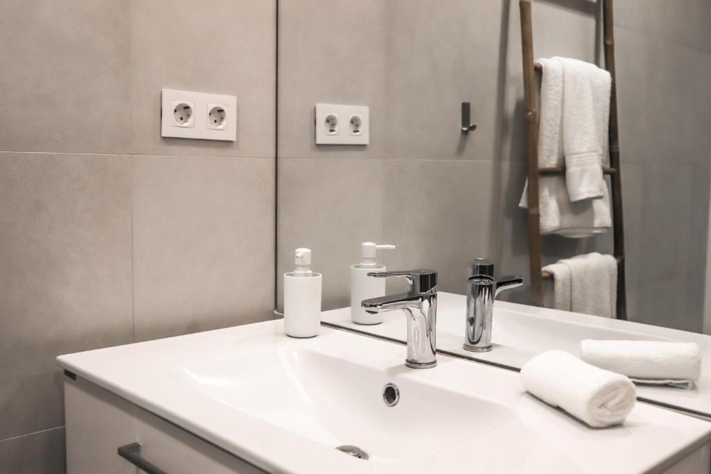 Koupelna v ubytování Aljube Residences II - Apartamento novo centro PDL